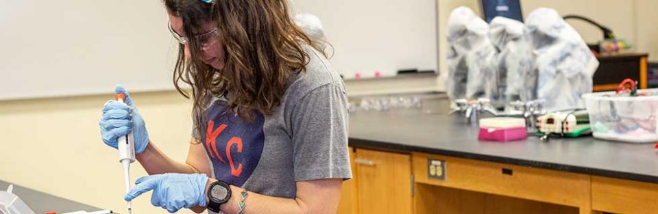 Anna Galligos, '21, Molecular Biology Anna Galligos, '21 Molecular Biology, works in a Rockhurst lab