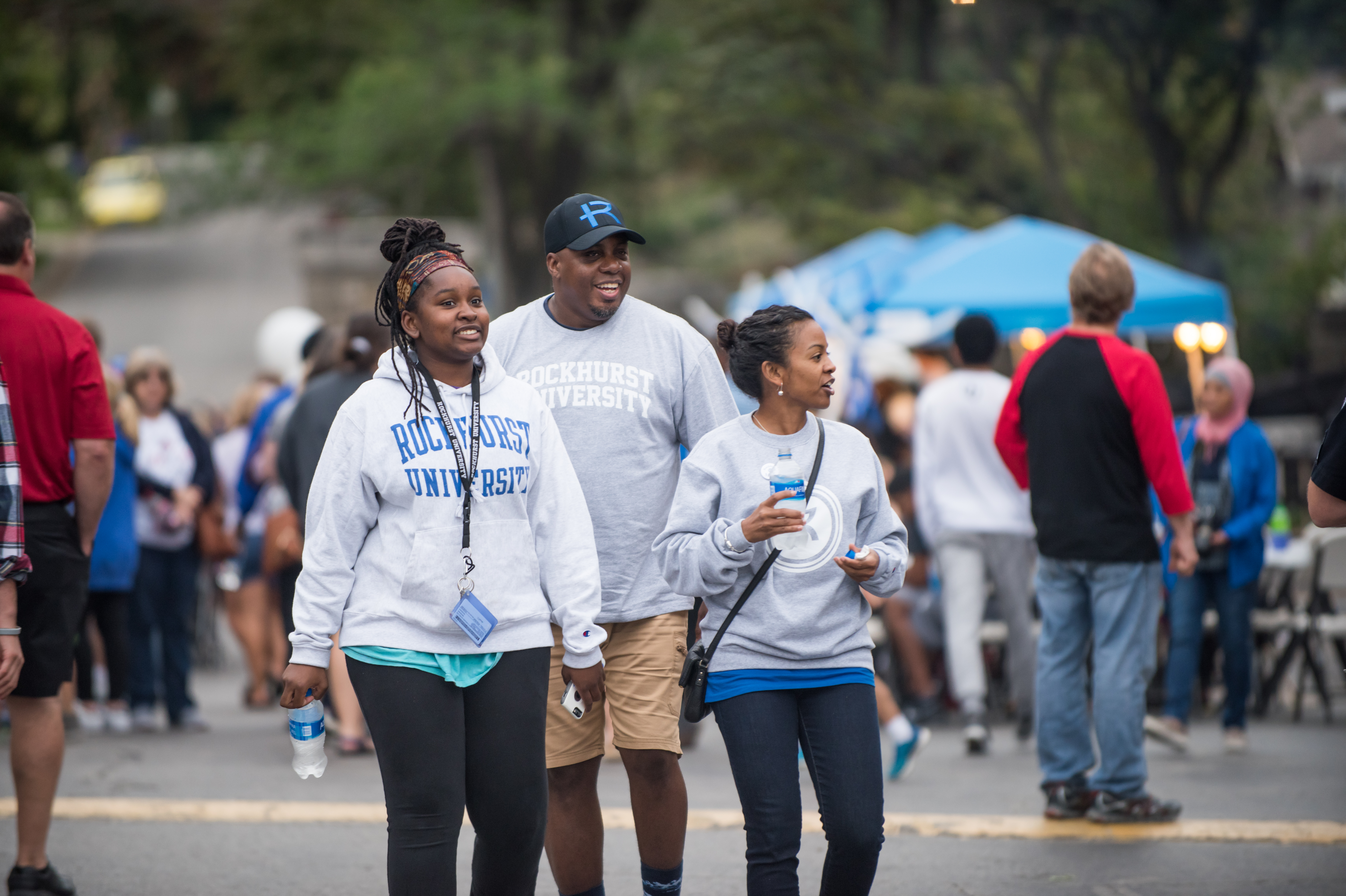 A family walks through campus at Family & Alumni Weekend