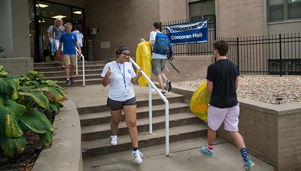 students moving into the dorm